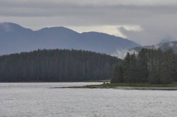 Paisagens magníficas, apesar do tempo nublado na Inside Passage, entre Junau e Sitka, no sudeste do Alaska